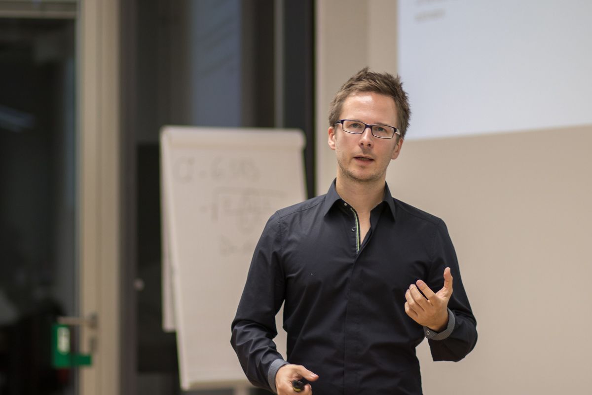 Nahaufnahme von Andreas Kraus während eines Vortrags